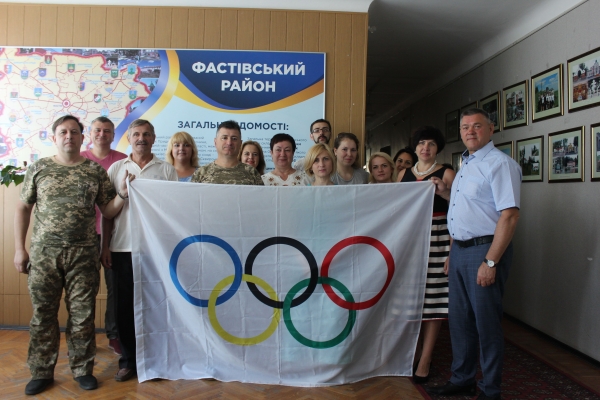 20 червня на підтримку національної збірної команди України було розгорнуто прапор Національного олімпійського комітету України.