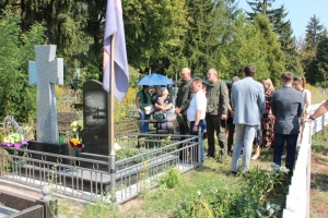 У с.Кожанка відбулися поминальні заходи зі вшанування 4-ої річниці від дня загибелі військовослужбовця Андрія Галущенко (Ендрю), який загинув на території Луганської області.