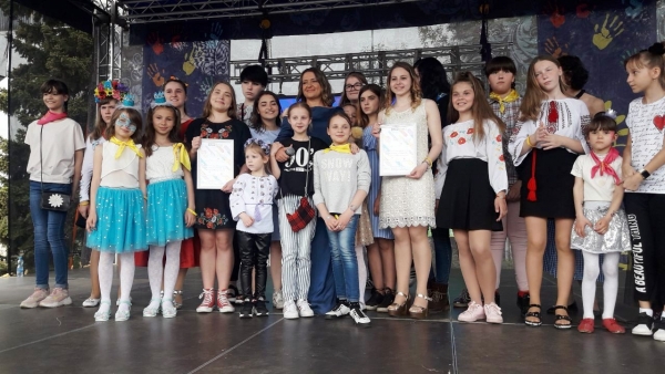 16 травня дітей-вихованців будинків сімейного типу та прийомних сімей було запрошено на фестиваль "Мама+я".